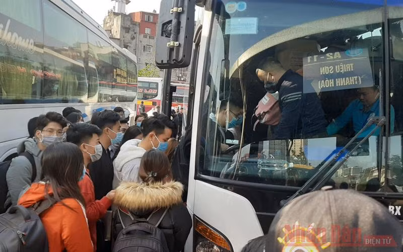 Người dân ùn ùn về quê, các bến xe Hà Nội quá tải -0