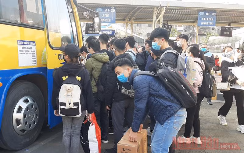Người dân ùn ùn về quê, các bến xe Hà Nội quá tải -0
