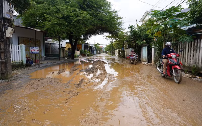 VEC và nhà thầu chưa hoàn trả đường dân sinh đã mượn để phục vụ thi công dự án khiến người dân huyện Bình Sơn bức xúc. (ẢNH: HIỂN CỪ)