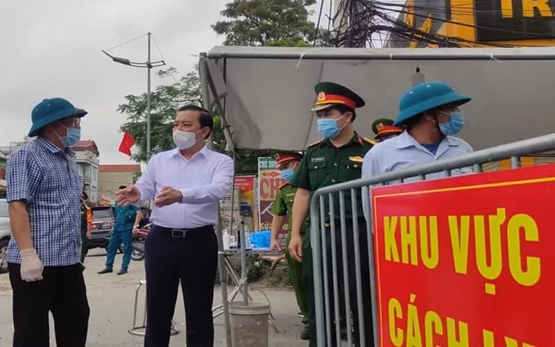 Phó Chủ tịch UBND TP Hà Nội kiểm tra công tác khoanh vùng dập dịch ở xã Tô Hiệu, huyện Thường Tín (Hà Nội).