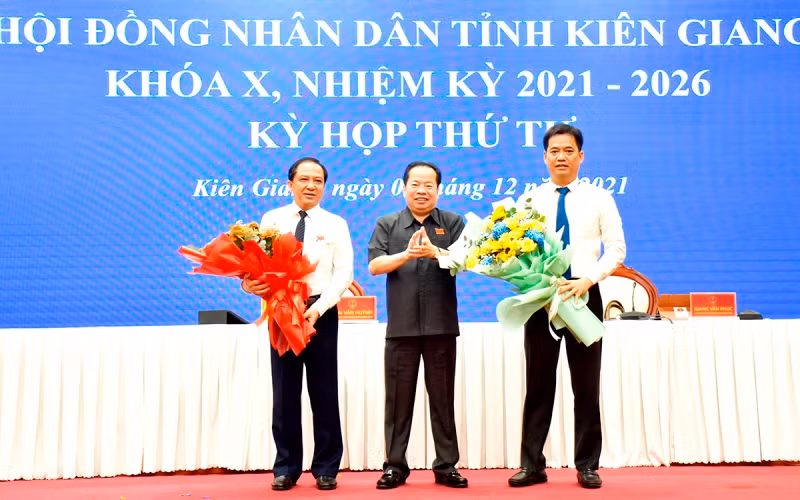 Thường trực HĐND tỉnh Kiên Giang tặng hoa cho ông Lê Quốc Anh (phải) và Nguyễn Đức Chín.