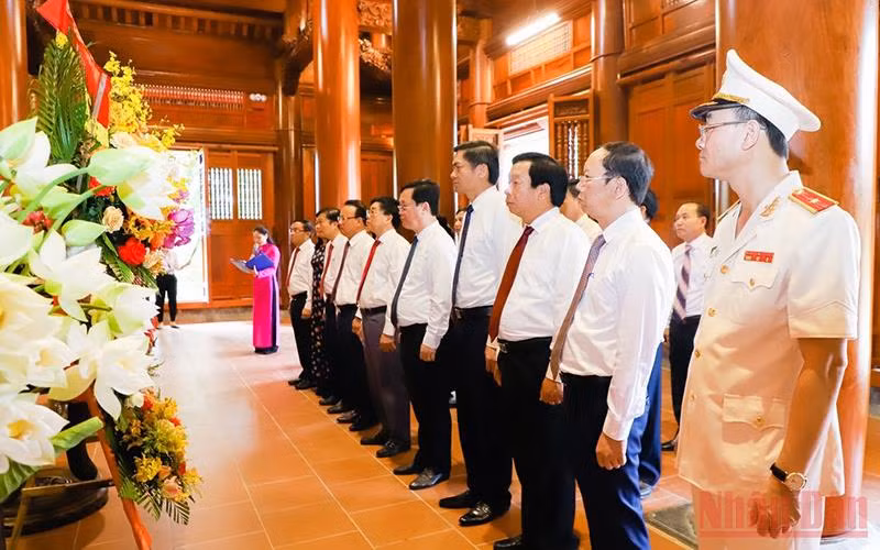 Đoàn đại biểu tỉnh Nghệ An thành kính tưởng niệm Chủ tịch Hồ Chí Minh. (Ảnh: PHẠM BẰNG)