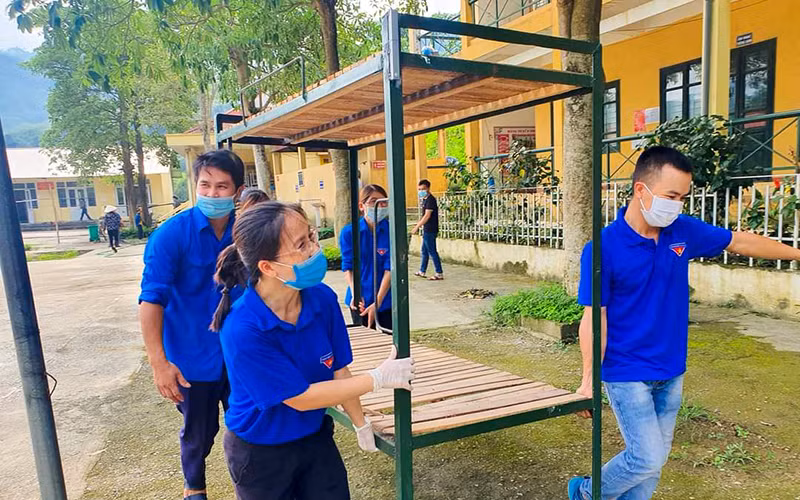 Ðoàn viên, thanh niên huyện Ba Bể ra quân, vệ sinh khu cách ly tập trung tại Trường phổ thông dân tộc bán trú THCS Cao Thượng. Ảnh: Huyện đoàn Ba Bể