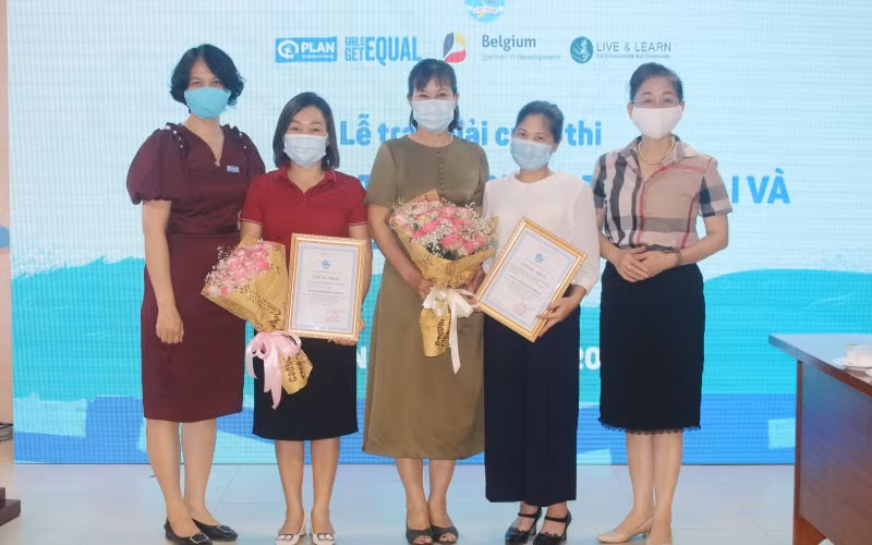 Ban Tổ chức trao giải thưởng tặng các tác giả tham gia cuộc thi.