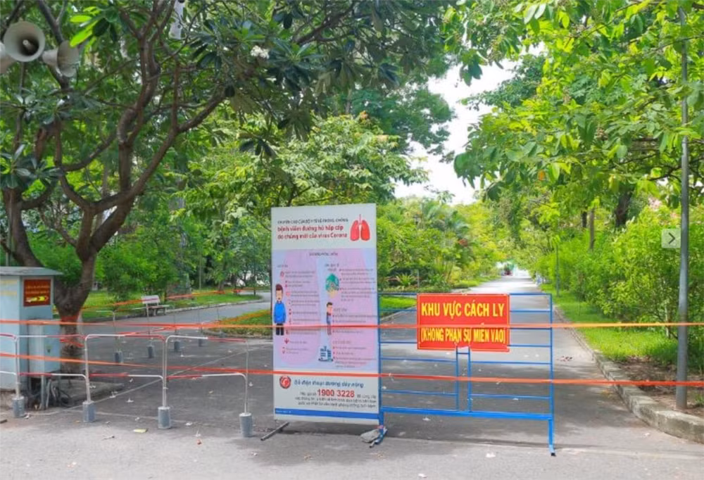 Bệnh viện Phạm Ngọc Thạch đang thực hiện mô hình “bệnh viện tách đôi”, một nửa bệnh viện là “đơn vị điều trị Covid-19”.