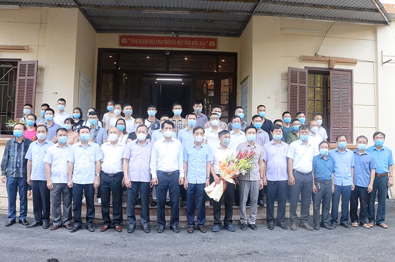 Lãnh đạo tỉnh Thanh Hóa tặng hoa, chụp ảnh với đoàn cán bộ, nhân viên y tế tăng cường cho các tỉnh phía nam.