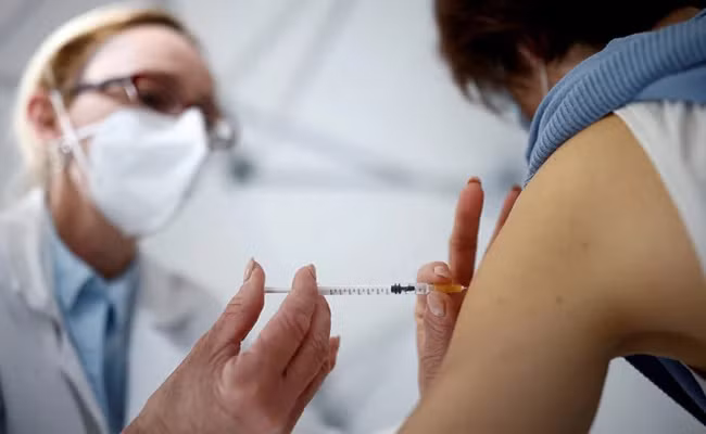 Tiêm vaccine vẫn phải đeo khẩu trang để ngăn chặn virus kháng vaccine phát triển -0