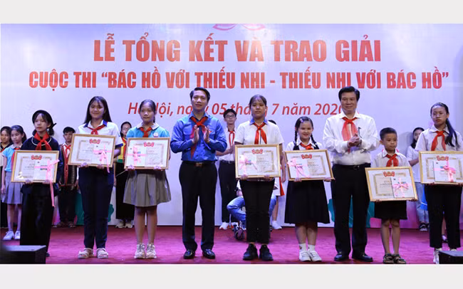 Đại diện Ban tổ chức trao các giải thưởng tặng thí sinh xuất sắc của cuộc thi. Ảnh: HẢI ĐĂNG
