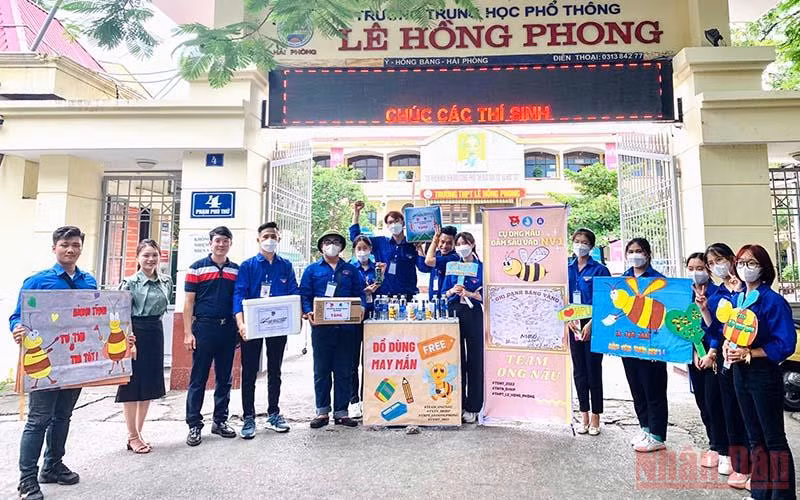 Các đội tình nguyện tại Hải Phòng ra quân tiếp sức mùa thi 2022.