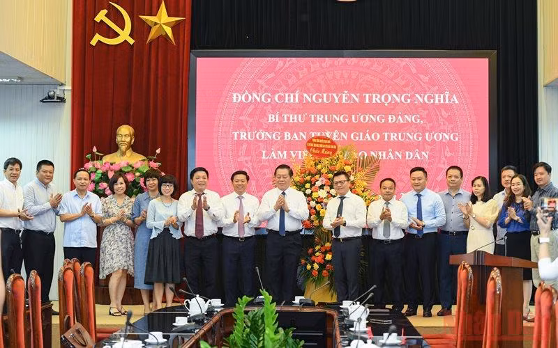 Đồng chí Nguyễn Trọng Nghĩa, Bí thư Trung ương Đảng, Trưởng Ban Tuyên giáo Trung ương chúc mừng Báo Nhân Dân nhân Ngày Báo chí cách mạng Việt Nam. (Ảnh: THÀNH ĐẠT)