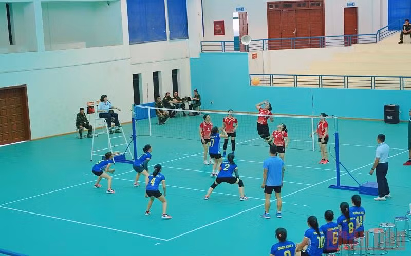 Các đội thi đấu bóng chuyền hơi tại Nhà thi đấu Trung tâm huấn luyện quân sự quốc gia 4.