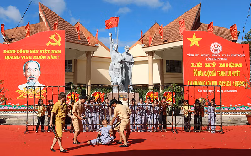 Trình diễn văn nghệ, sân khấu hoá Cuộc đấu tranh Lưu huyết tại buổi lễ.