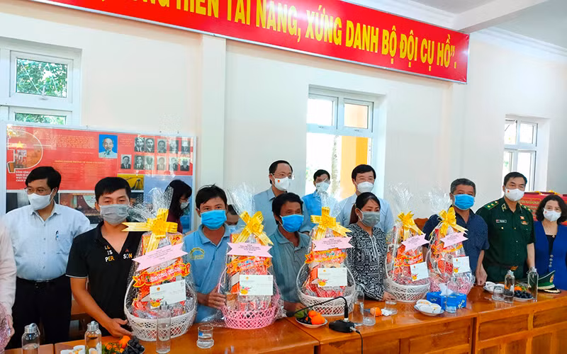 Đoàn công tác tặng quà Tết cho người có hoàn cảnh khó khăn do ảnh hưởng của dịch bệnh