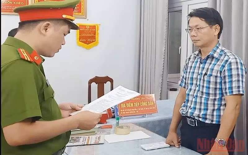 Công an tỉnh Quảng Nam đọc lệnh bắt đối tượng Trần Quang Kim Sơn.