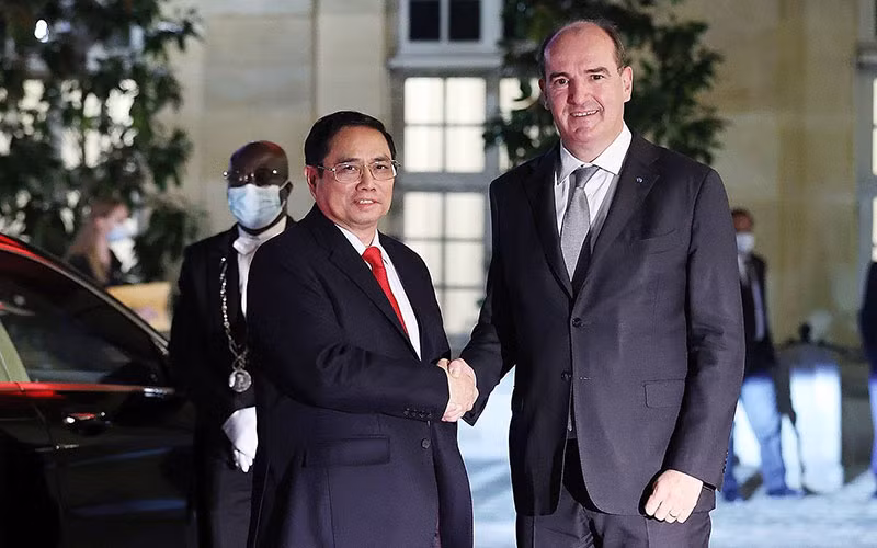 Chiều tối 3/11 (giờ địa phương), tại Ðiện Matignon ở Thủ đô Paris, Thủ tướng Pháp Jean Castex đón và hội đàm với Thủ tướng Phạm Minh Chính. Ảnh TTXVN 