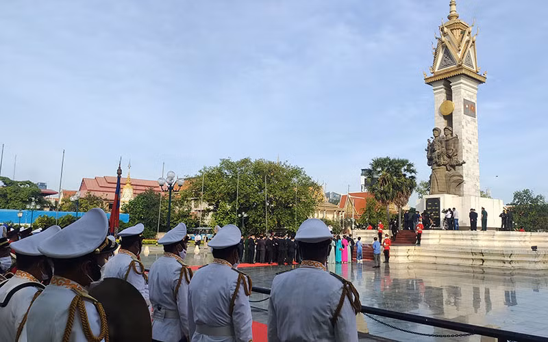 Tưởng nhớ các anh hùng, liệt sĩ tại Tượng đài Hữu nghị Việt Nam-Campuchia, Phnom Penh.