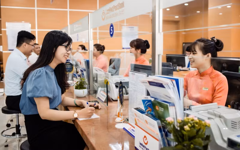 Giao dịch khách hàng tại Ngân hàng Bưu điện Liên Việt.