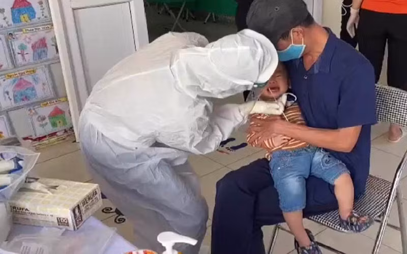 Lấy mẫu xét nghiệm cho học sinh Trường Mầm non 20/10 tại TP Điện Biên Phủ.