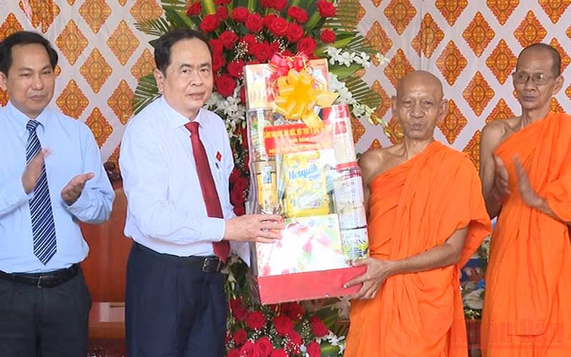 Phó Chủ tịch Thường trực Quốc hội Trần Thanh Mẫn tặng quà Ban trị sự Giáo hội Phật giáo Việt Nam thành phố Cần Thơ. Ảnh: THANH TÂM