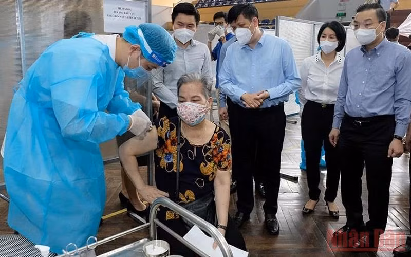 Lãnh đạo Bộ Y tế và thành phố Hà Nội kiểm tra công tác tiêm vaccine phòng Covid-19 cho người dân tại nhà thi đấu Trịnh Hoài Đức (Hà Nội).