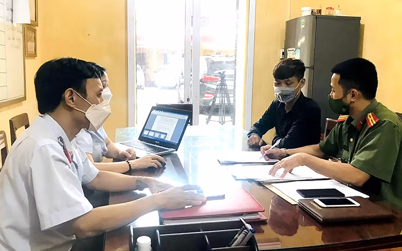 Thanh tra Sở Thông tin và Truyền thông tỉnh Thái Nguyên phối hợp Công an huyện Ðồng Hỷ xác minh, hoàn thiện hồ sơ để xử phạt hành chính đối với một trường hợp đưa thông tin sai sự thật về công tác phòng, chống dịch của tỉnh trên Facebook. Ảnh: NHỊ HÀ