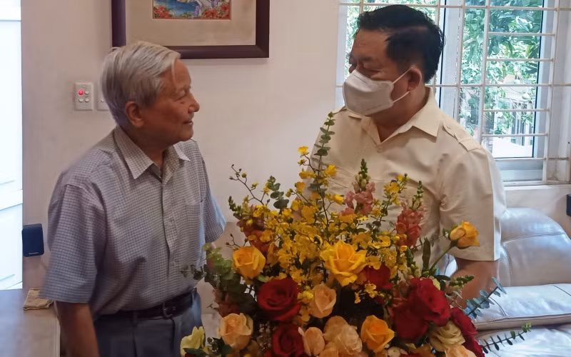 Đồng chí Nguyễn Trọng Nghĩa thăm hai nhà báo lão thành -0