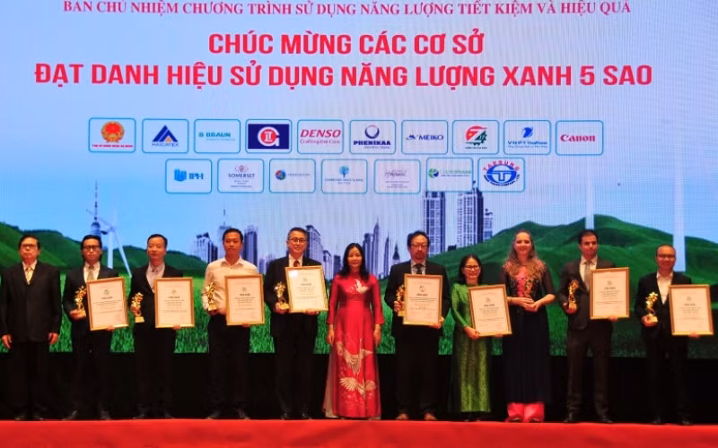 Sở Công thương Hà Nội trao chứng nhận cho các cơ sở, đơn vị sử dụng năng lượng xanh năm 2020.