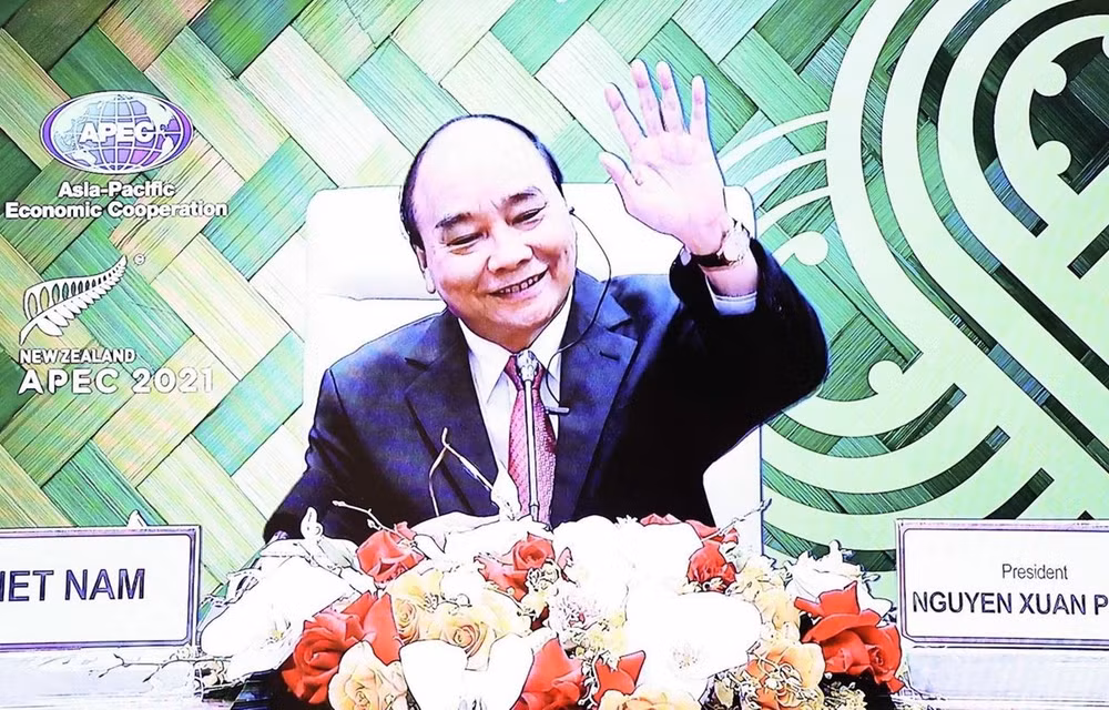 Chủ tịch nước Nguyễn Xuân Phúc tại Cuộc họp không chính thức các nhà Lãnh đạo Kinh tế Diễn đàn Hợp tác Kinh tế châu Á-Thái Bình Dương (APEC) về ứng phó với đại dịch Covid-19 và phục hồi kinh tế diễn ra theo hình thức trực tuyến tối 16/7. Ảnh: TTXVN