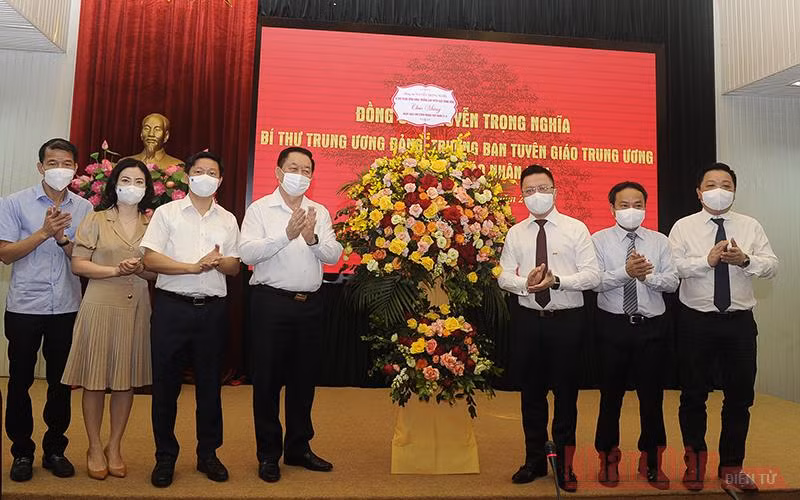Đồng chí Nguyễn Trọng Nghĩa cùng đoàn Ban Tuyên giáo Trung ương tặng hoa chúc mừng Báo Nhân Dân nhân kỷ niệm 96 năm Ngày báo chí cách mạng Việt Nam.