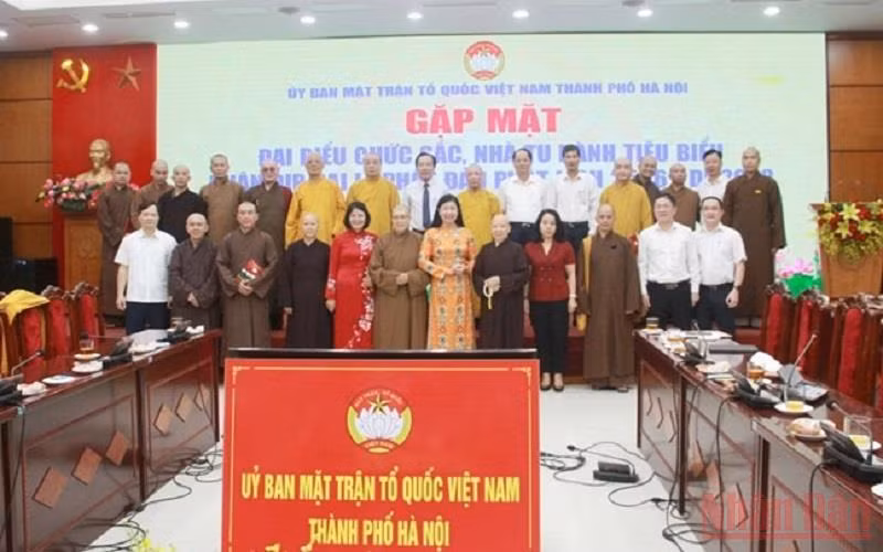 Các đại biểu chụp ảnh lưu niệm tại buổi gặp mặt. (Ảnh: Hạnh Nguyên)
