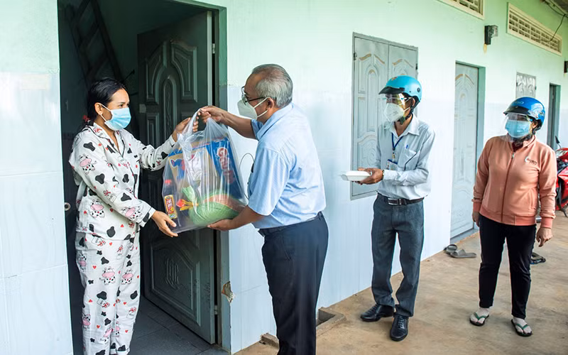 Tặng quà người lao động gặp khó khăn tại TP Long Khánh (Đồng Nai).