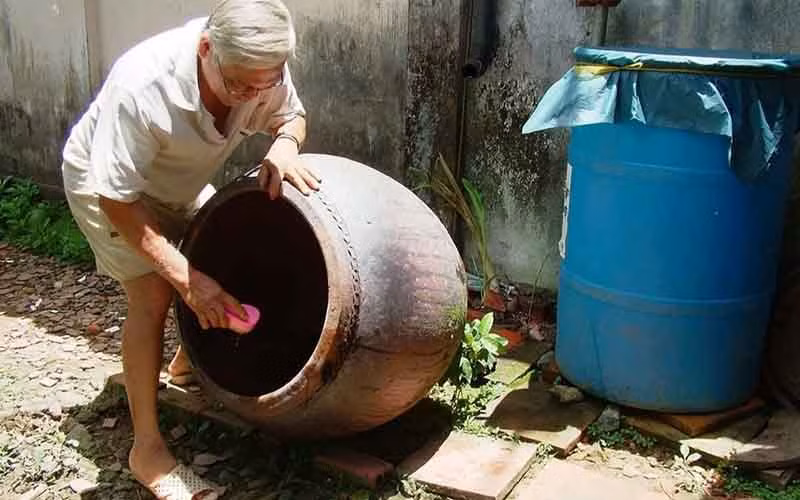 Người dân chủ động diệt loăng quăng phòng bệnh sốt xuất huyết.