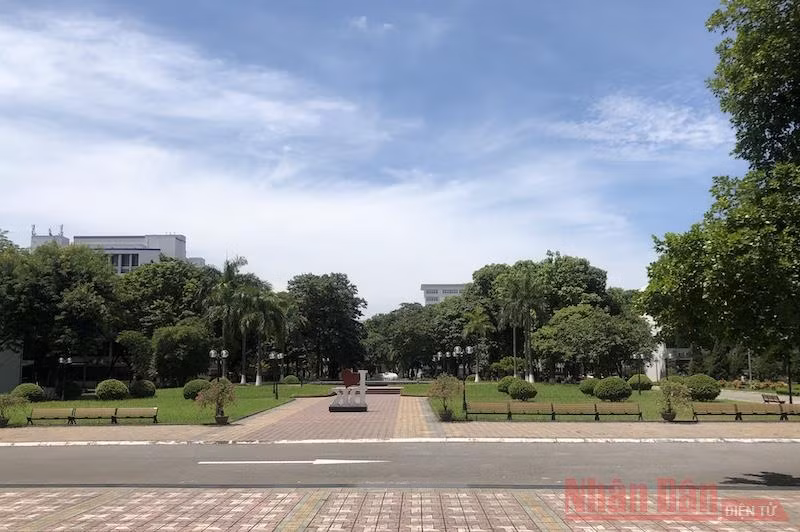 Trong khuôn viên Trường đại học Bách khoa Hà Nội (Ảnh: VIỆT DŨNG)