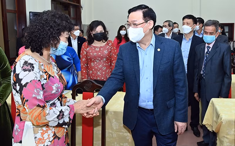 Chủ tịch Quốc hội Vương Đình Huệ với người dân tổ dân phố số 6 phường Quán Thánh, quận Ba Đình (Hà Nội). (Ảnh: Duy Linh)