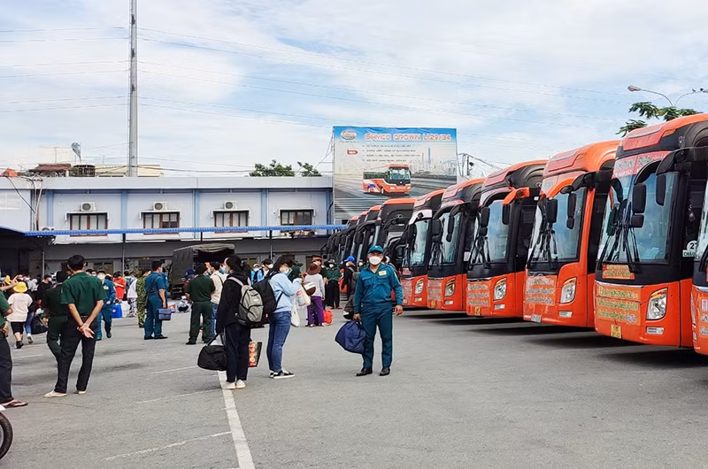Người dân được các đơn vị hỗ trợ về quê miễn phí sáng 26/10 tại bến xe Miền Tây.
