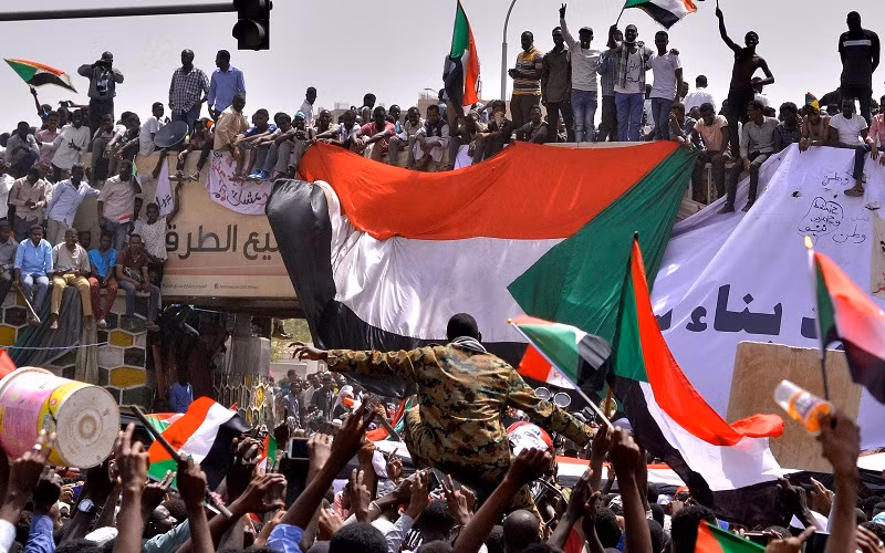 Người biểu tình tập trung tại Khartoum, Sudan, ngày 11/4/2019. (Ảnh: Reuters)