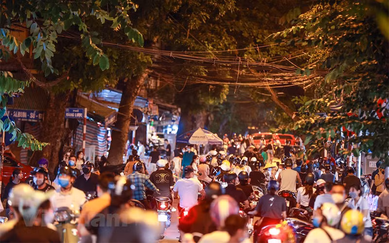 Phớt lờ lệnh cấm tụ tập, người dân vẫn lên phố Hàng Mã đón Trung Thu -0
