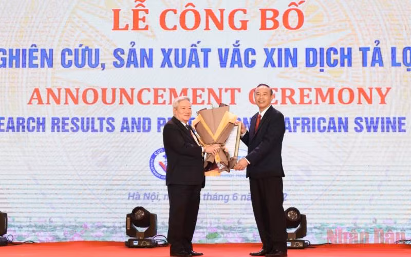 Thứ trưởng Nông nghiệp và Phát triển nông thôn Phùng Đức Tiến trao Giấy chứng nhận lưu hành vaccine thương mại NAVET-ASFVAC cho đại diện Công ty cổ phần Thuốc thú y Trung ương Navetco. 