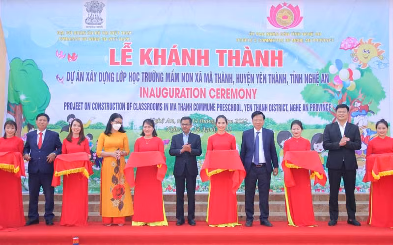 Các đại biểu cắt băng, khánh thành các lớp học mần non xã Mã Thành.