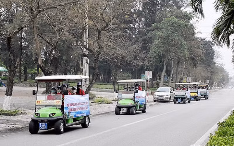 Diễu hành tuyên truyền bảo đảm vệ sinh an toàn thực phẩm trong lĩnh vực du lịch. Ảnh: Công Kiên