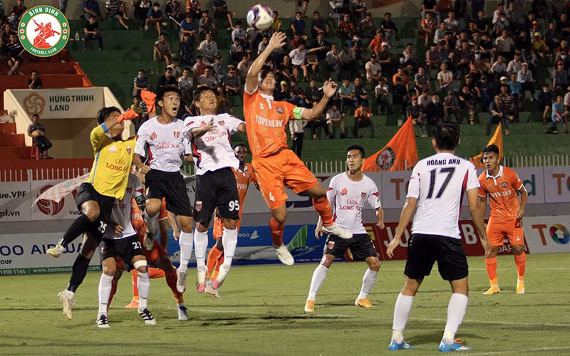 Pha tranh bóng giữa các cầu thủ Long An (áo trắng) và Topenland Bình Ðịnh. Ảnh: BinhDinhFootballClub