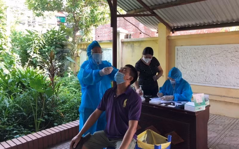 Các nhân viên y tế đang lấy mẫu test nhanh.
