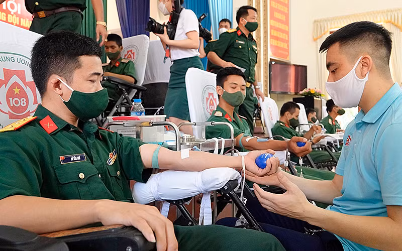 Cán bộ, đoàn viên, thanh niên quân đội hiến máu tình nguyện sáng ngày 7/8/2021.