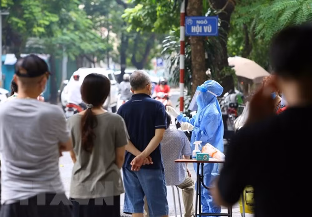 Hà Nội xét nghiệm diện rộng cho cư dân quanh Bệnh viện Việt - Đức -0