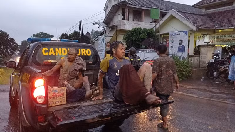 Núi lửa phun trào ở Indonesia, ít nhất 13 người thiệt mạng -0
