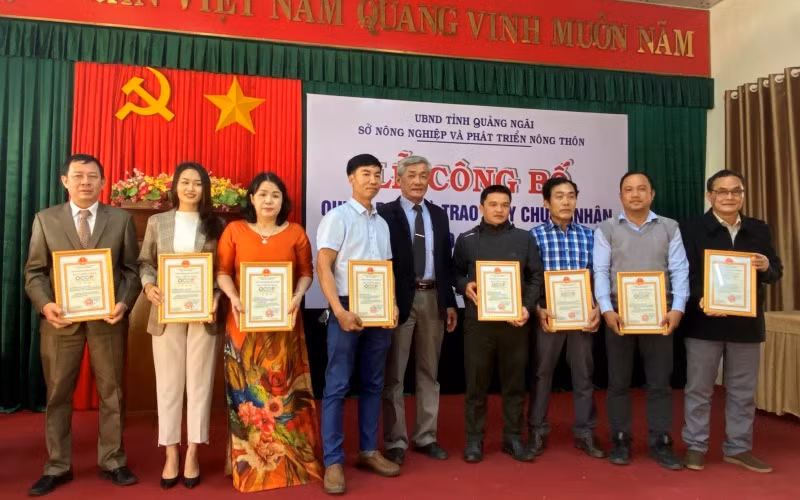 Trao chứng nhận sản phẩm đạt chuẩn OCOP cho các chủ thể, doanh nghiệp, hợp tác xã.