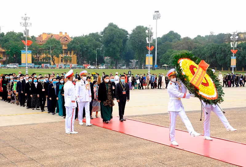 Đoàn đại biểu dự Đại hội đại biểu toàn quốc các dân tộc thiểu số Việt Nam viếng Chủ tịch Hồ Chí Minh