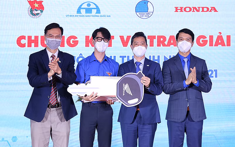 Bí thư Trung ương Đoàn, Chủ tịch Hội Liên hiệp thanh niên Việt Nam Nguyễn Ngọc Lương (ngoài cùng bên phải trong ảnh) cùng đại diện Ban Tổ chức cuộc thi trao giải Nhất tặng thí sinh Huỳnh Thanh Thân.