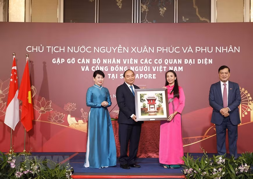 Chủ tịch nước gặp gỡ cán bộ, nhân viên ĐSQ và cộng đồng người Việt Nam -2