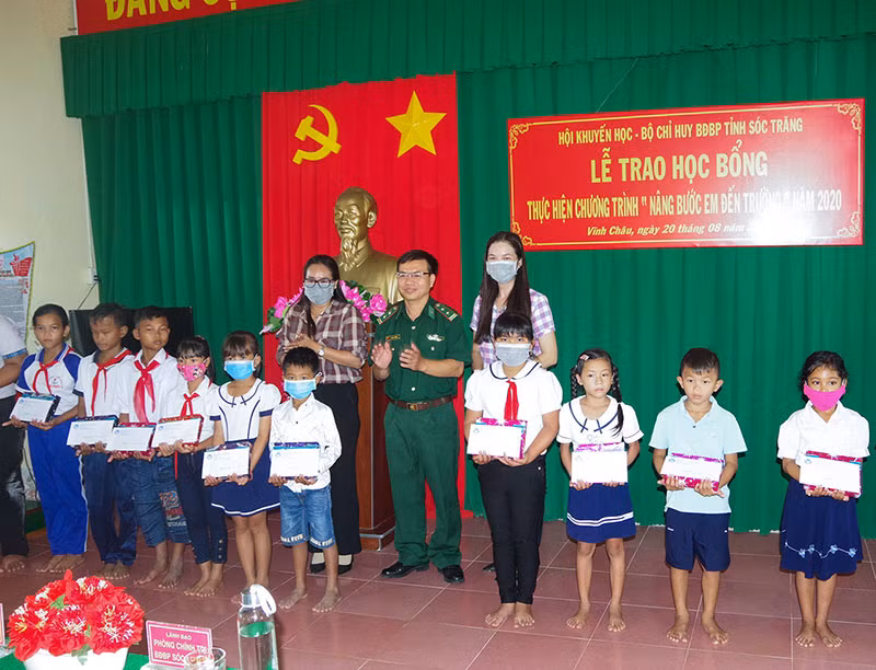 Sóc Trăng trao 200 suất học bổng cho học sinh nghèo khu vực biên giới biển -0